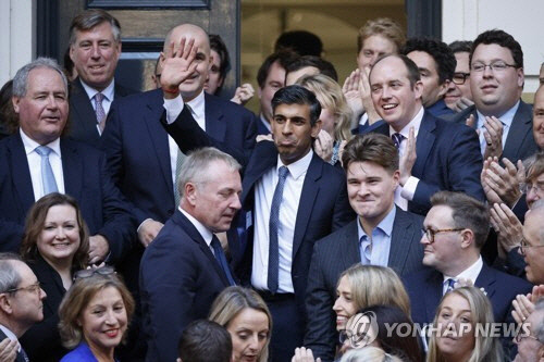 리시 수낵 영국 보수당 신임 당 대표 및 총리 내정자가 24일(현지시간) 보수당 당사 앞에서 인사를 하고 있다.  런던=EPA 연합뉴스